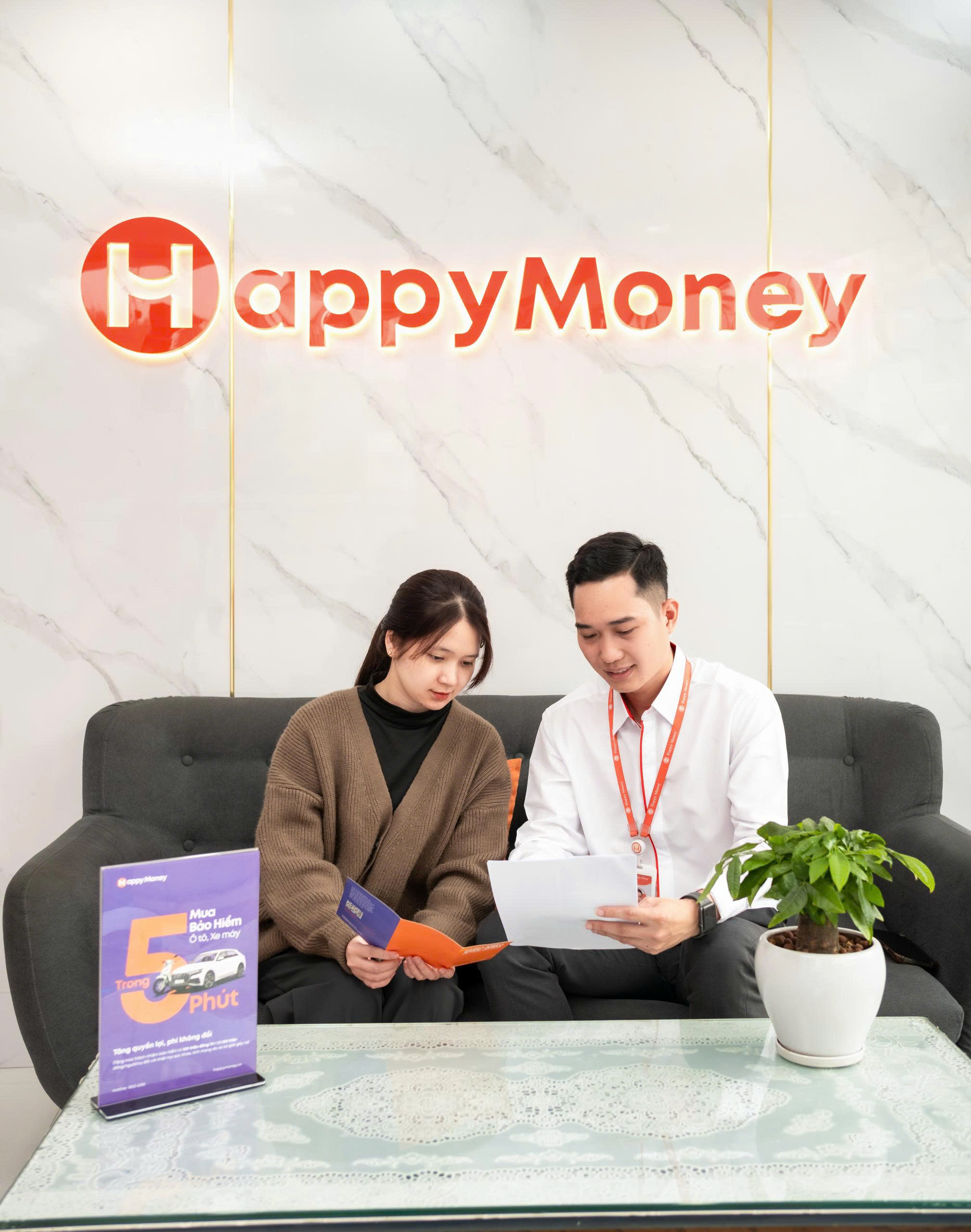 Nhân viên Happy Money hỗ trợ khách hàng
