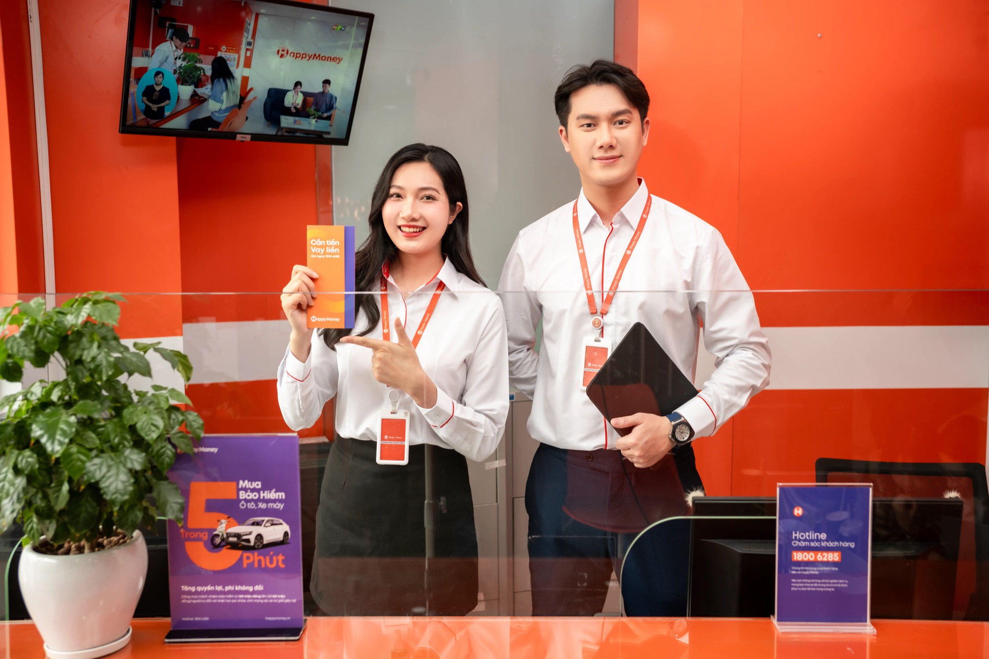 Nhân viên Happy Money tại phòng giao dịch
